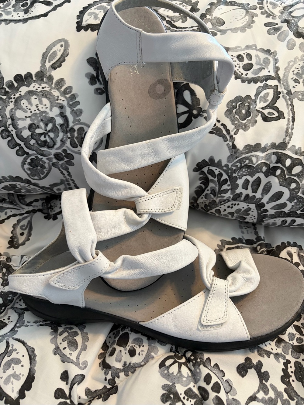 Clarks White Leather Knot-Strap Comfort Sandals